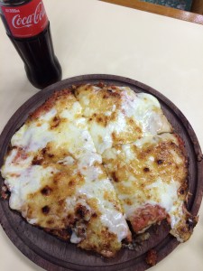 Pizzería Güerrin - Pizza com MUITA muzzarella. Gordice no final do dia.