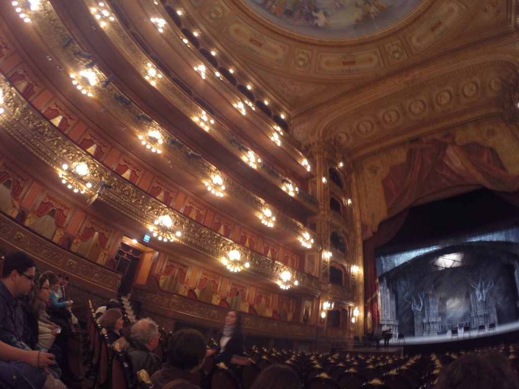 Teatro Cólon preparado para o ballet El Lago de los Cisnes