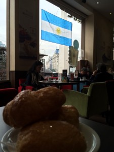 Tienda del Café. O primeiro de centenas de croissants em Buenos Aires.