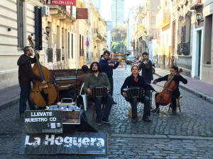 banda tocando no meio da feira de san telmo.