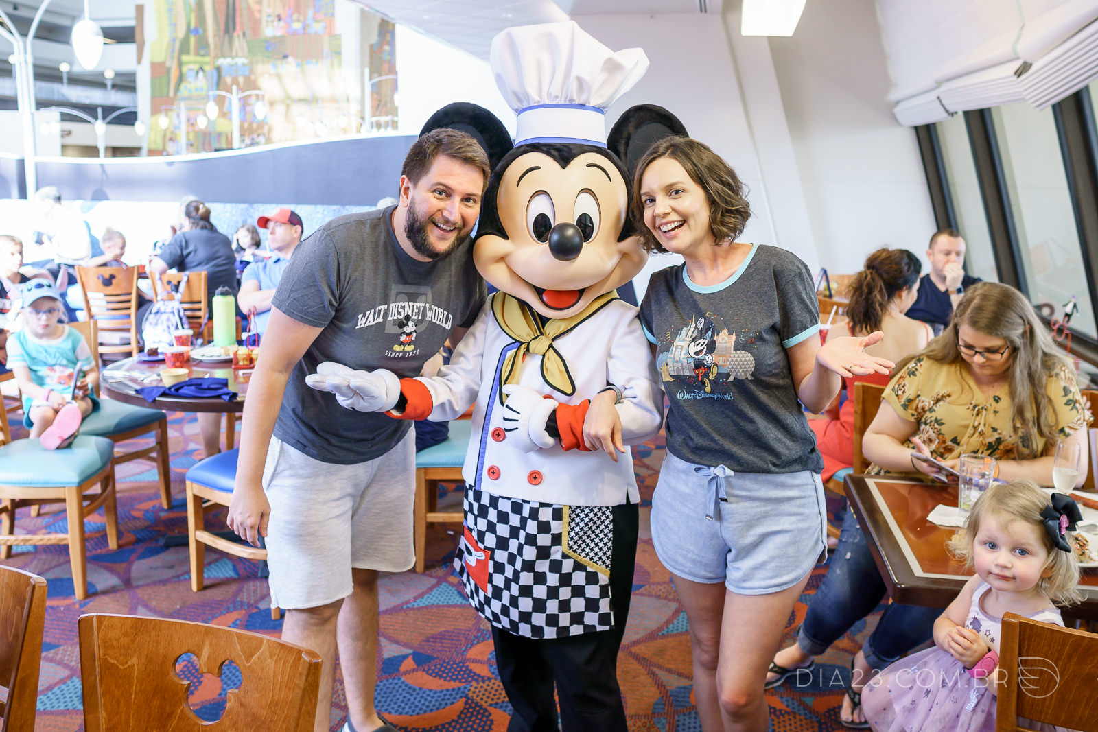 chef mickeys refeição com personagem