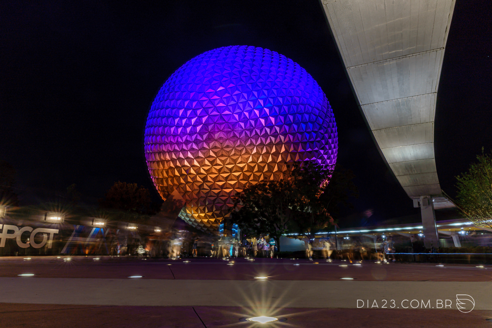 spaceship bola epcot noite